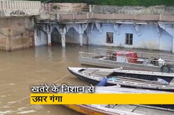वाराणसी में गंगा खतरे के निशान के पार, कई घाट डूबे वाराणसी में गंगा खतरे के निशान के पार, कई घाट डूबे