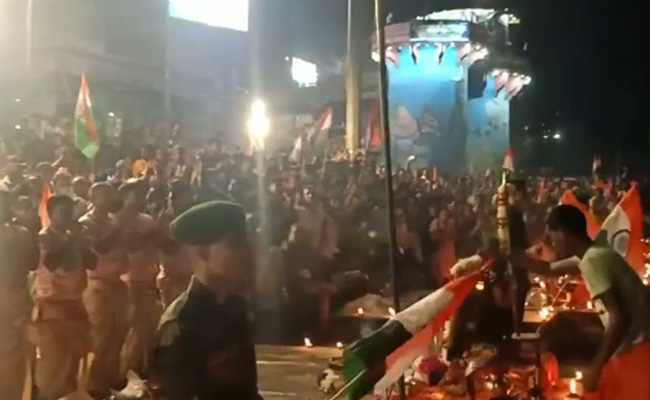 वाराणसी के दशाश्वमेध घाट की गंगा आरती में आजादी के अमृत महोत्सव की झलक