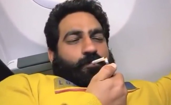 हवाई जहाज में सिगरेट पीते हुए नजर आया बॉडी बिल्डर बॉबी कटारिया, वीडियो देख लोग हुए हैरान