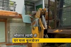 श्रीकांत त्यागी के घर पर चला बुलडोज़र, प्रशासन ने अवैध निर्माण को किया ध्वस्त श्रीकांत त्यागी के घर पर चला बुलडोज़र, प्रशासन ने अवैध निर्माण को किया ध्वस्त