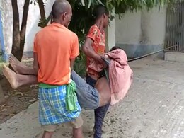 मुख्यमंत्री नीतीश कुमार के नालंदा के एक अस्पताल में शवों के लिए स्ट्रेचर भी मयस्सर नहीं मुख्यमंत्री नीतीश कुमार के नालंदा के एक अस्पताल में शवों के लिए स्ट्रेचर भी मयस्सर नहीं