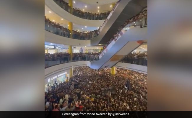 Video: Crowds Cling To Escalators As Hundreds Swarm Kerala Mall For Event