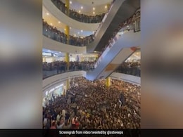 फिल्म स्टार्स को देखने के लिए मॉल में उमड़ी लोगों की ऐसी भीड़, चीटिंयों की तरह एक-दूसरे चिपके दिखे लोग फिल्म स्टार्स को देखने के लिए मॉल में उमड़ी लोगों की ऐसी भीड़, चीटिंयों की तरह एक-दूसरे चिपके दिखे लोग