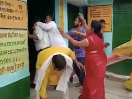 बलिया : महिला ग्राम प्रधान के झंडा रोहण करने पर विवाद; दबंगों ने की पिटाई, VIDEO वायरल बलिया : महिला ग्राम प्रधान के झंडा रोहण करने पर विवाद; दबंगों ने की पिटाई, VIDEO वायरल