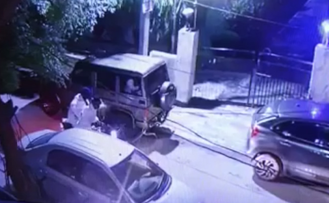 CCTV वीडियो में पंजाब पुलिस की गाड़ी के नीचे बम लगाते दिखे बाइक सवार