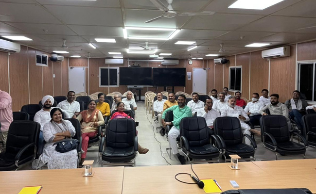 "BJP Tried To Poach 40 MLAs ": AAP Prays At Rajghat For 'Op Lotus' Failure