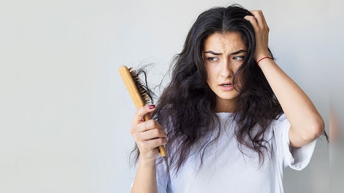 Monsoon Hair Fall: मानसून में बाल ज्यादा झड़ने लगते हैं? एक्सपर्ट ने बताया इसकी असल वजह और बचाव के तरीके