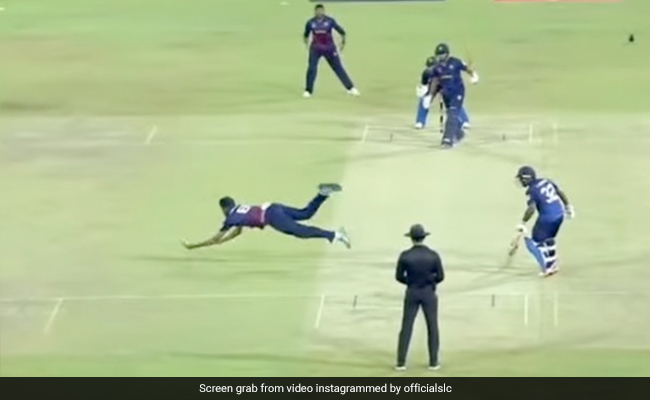 श्रीलंकाई गेंदबाज ने अपनी ही गेंद पर लपक लिया ऐसा मुश्किल कैच, देखकर बल्लेबाज भी यकीन नहीं कर पा रहा, देखें Video