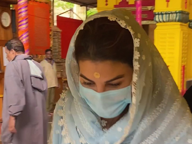 ब्लू ट्रेडिशनल आउटफिट में स्पॉट हुईं जैकलीन फर्नांडीज