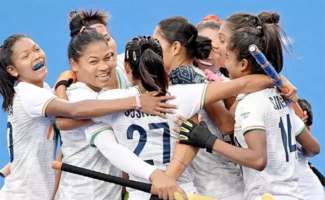 16 साल बाद आया मेडल, 'सबसे आगे होंगे हिंदुस्तानी' गाने पर भारतीय महिला हॉकी टीम का जश्न, देखें वीडियो