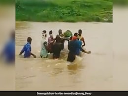 VIDEO: देखिए कैसे जान हथेली पर रखकर एक गर्भवती महिला को उफनती नदी पार कराया  गया VIDEO: देखिए कैसे जान हथेली पर रखकर एक गर्भवती महिला को उफनती नदी पार कराया  गया