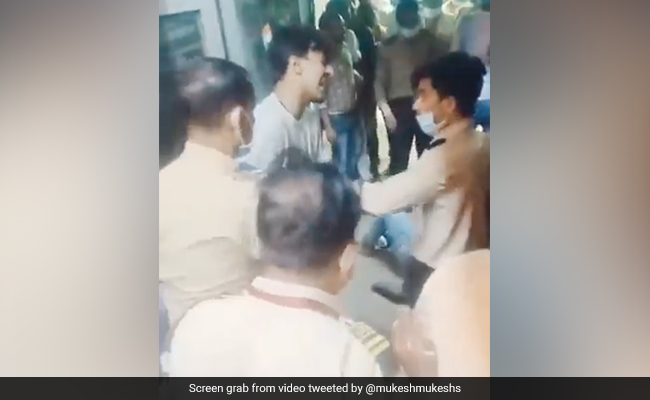 दिल्ली के अस्पताल में गार्डों ने मिलकर मरीज के घरवालों को बेरहमी से पीटा, पिटाई का वीडियो आया सामने