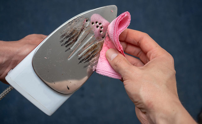 अगर आपकी भी कपड़ों की प्रेस में लग गया है जंग या जलने का निशान, तो इन नुस्खों से करें Iron को चकाचक साफ