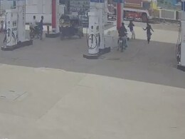 CCTV में कैद : एकतरफा प्यार में महिला पर दिनदहाड़े धारदार हथियार से हमला CCTV में कैद : एकतरफा प्यार में महिला पर दिनदहाड़े धारदार हथियार से हमला