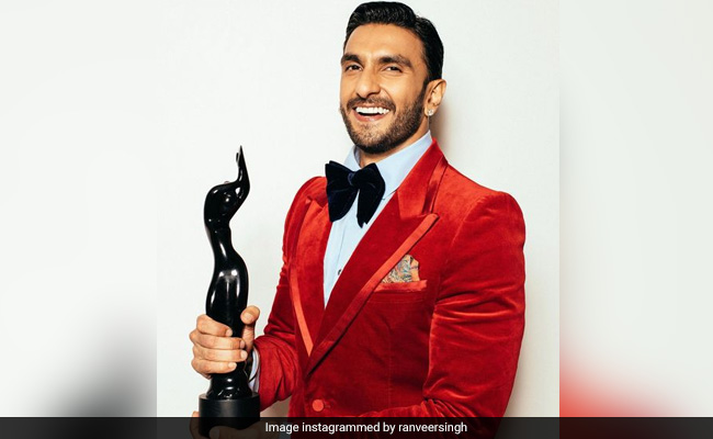 Filmfare Awards 2022: Ranveer Singh Dedicates His Award To The OG "Kapil's Devils"