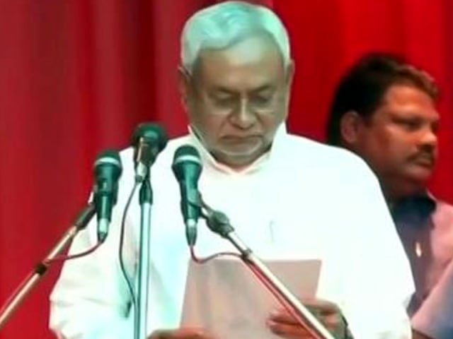 नीतीश कुमार ने 8वीं बार ली मुख्यमंत्री पद की शपथ