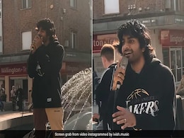 लंदन की सड़कों पर इस शख्स ने गाया 'कल हो न हो' गाना, लोगों ने कहा- सोनू निगम है क्या? लंदन की सड़कों पर इस शख्स ने गाया 'कल हो न हो' गाना, लोगों ने कहा- सोनू निगम है क्या?