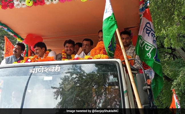 जमानत पर जेल से छूटे कांग्रेस नेता का दूध से किया गया ‘अभिषेक’, BJP हुई आगबबूला