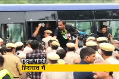 राहुल गांधी को पुलिस ने लिया हिरासत में, महंगाई के विरोध में कांग्रेस ने किया प्रदर्शन  राहुल गांधी को पुलिस ने लिया हिरासत में, महंगाई के विरोध में कांग्रेस ने किया प्रदर्शन
