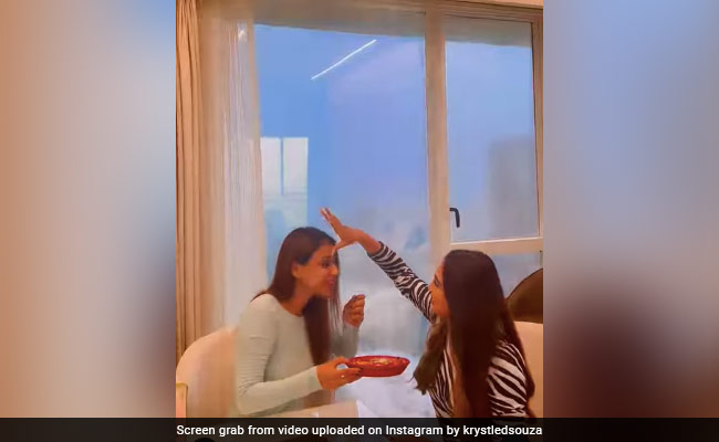 टीवी एक्ट्रेस निया शर्मा और क्रिस्टल डिसूजा ने एक दूसरे को बांधी राखी, कहा- सारी उमर हमें संग रहना है टीवी एक्ट्रेस निया शर्मा और क्रिस्टल डिसूजा ने एक दूसरे को बांधी राखी, कहा- सारी उमर हमें संग रहना है