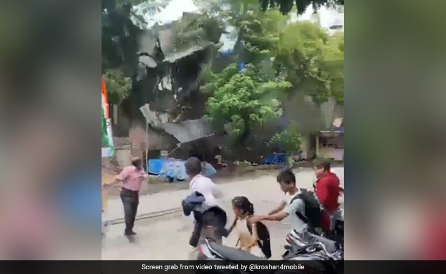 VIDEO: मुंबई के बोरीवली वेस्‍ट इलाके में चार मंजिला इमारत गिरी