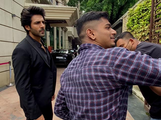 कार्तिक आर्यन ने अपने प्रशंसकों के साथ क्लिक की सेल्फी 