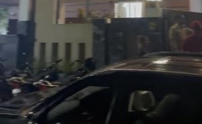 एआरटीओ निकला करोड़ों का मालिक, 5 सितारा होटल जैसे घर में मिला स्विमिंग पूल-बार