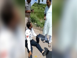 VIDEO: सपा के पूर्व ब्लॉक प्रमुख की दबंगई, ट्रैफिक पुलिसकर्मी पर चढ़ा दी कार, फिर दिखाई धौंस VIDEO: सपा के पूर्व ब्लॉक प्रमुख की दबंगई, ट्रैफिक पुलिसकर्मी पर चढ़ा दी कार, फिर दिखाई धौंस