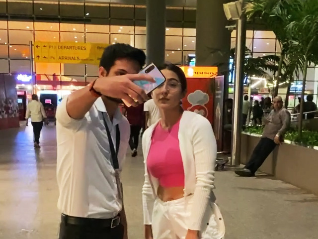 मुंबई: एयरपोर्ट पर स्पॉट हुईं सारा अली खान, फैंस ने साथ में ली सेल्फी