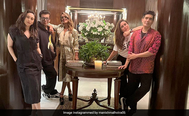 Inside Kareena And Karisma Kapoor's Monday Dinner With Natasha Poonawalla And 2 Other Usual Suspects