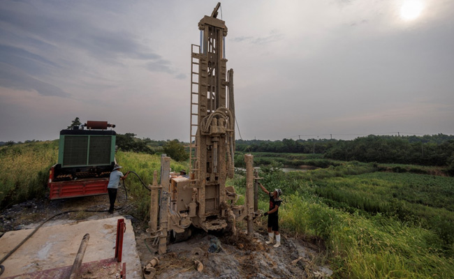 Chinese Drillers Work Long Hours For Days To Build Well In Drought-Hit Province