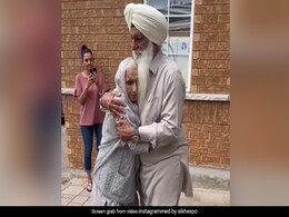 20 साल बाद अपने छोटे भाई से मिलीं बुजुर्ग महिला, गले लगते ही फूट-फूटकर लगीं रोने, Video देख आप भी रो देंगे 20 साल बाद अपने छोटे भाई से मिलीं बुजुर्ग महिला, गले लगते ही फूट-फूटकर लगीं रोने, Video देख आप भी रो देंगे