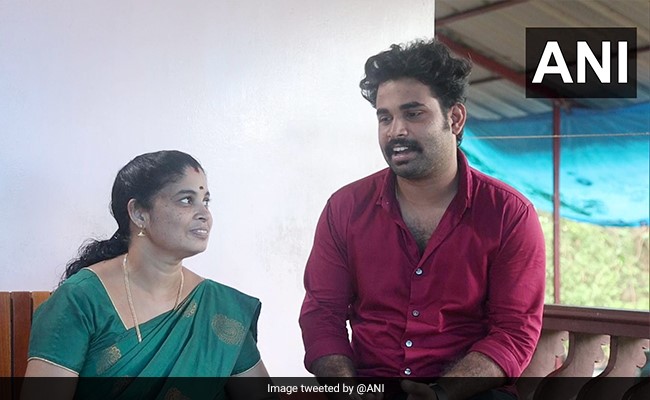 42 साल की मां और 24 साल के बेटे ने एक साथ पास की PSC परीक्षा, अब बनेंगे अधिकारी, पढ़ें ख़बर