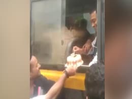 सुनवाई से लौट रहे कैदी ने पुलिस वैन में काटा केक, देखते ही देखते वायरल हो गया VIDEO सुनवाई से लौट रहे कैदी ने पुलिस वैन में काटा केक, देखते ही देखते वायरल हो गया VIDEO
