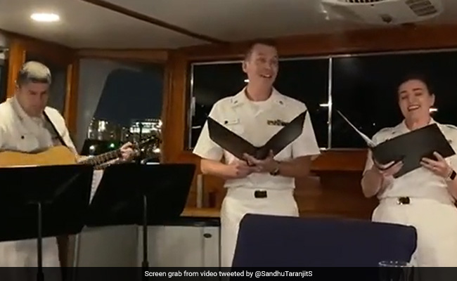 यूएस नेवी के ऑफिसर्स ने गाया शाहरुख खान का ‘कल हो न हो' का टाइटल सॉन्ग, फैंस यूं लुटा रहे हैं प्यार