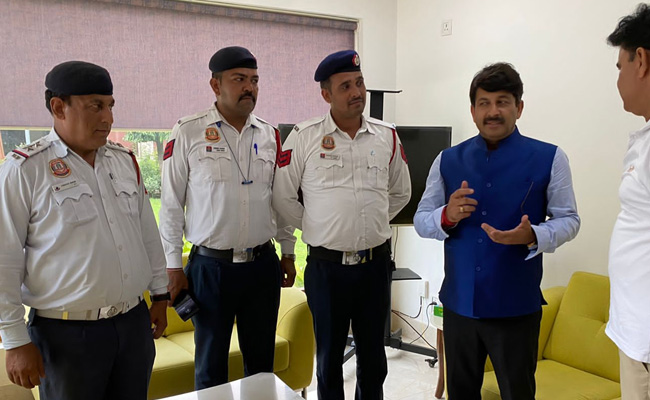 बीजेपी सांसद मनोज तिवारी का 41 हजार रुपये का कटा चालान, &lsquo;तिरंगा बाइक रैली' में ट्रैफिक नियम तोड़े