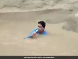 पाकिस्तान में रिपोर्टर ने बाढ़ में डुबकी लगाकर की रिपोर्टिंग, VIDEO देख कर फैंस को चांद नवाब की आई याद पाकिस्तान में रिपोर्टर ने बाढ़ में डुबकी लगाकर की रिपोर्टिंग, VIDEO देख कर फैंस को चांद नवाब की आई याद