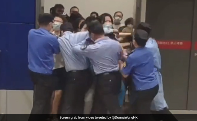 Viral Video : China में Lockdown से बचने के लिए मॉल से ऐसे भागे लोग, रोकना हुआ मुश्किल
