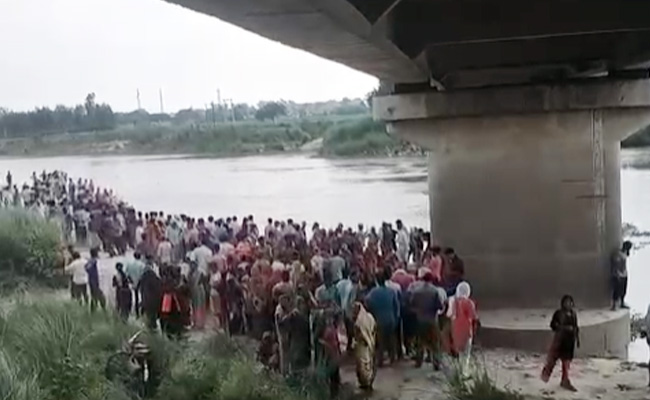 पुल की रैलिंग तोड़कर नदी में गिरा ट्रैक्टर, ट्रॉली पर सवार थे 25 से 30 किसान ; रेस्क्यू ऑपरेशन जारी