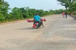 मां के शव को बाइक पर बांधकर घर ले गए बेबस बेटे मां के शव को बाइक पर बांधकर घर ले गए बेबस बेटे