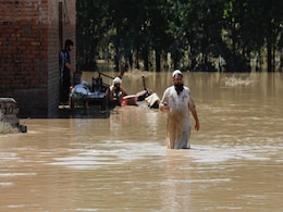 पाकिस्तान में बाढ़ के कहर ने पटरी से उतारी जिंदगी, 1000 से ज्यादा लोगों की मौत, फसल-घर और सड़कें तबाह पाकिस्तान में बाढ़ के कहर ने पटरी से उतारी जिंदगी, 1000 से ज्यादा लोगों की मौत, फसल-घर और सड़कें तबाह