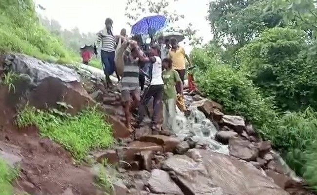 घर पर जन्मे जुड़वां बच्चों की मौत, रास्ता खराब होने से डोली में डालकर जच्चा को ले गए अस्पताल