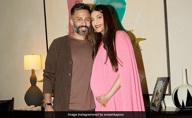 <i>Koffee With Karan 7</i>: What Sonam Kapoor Learnt From Absence Of Paparazzi At Airport