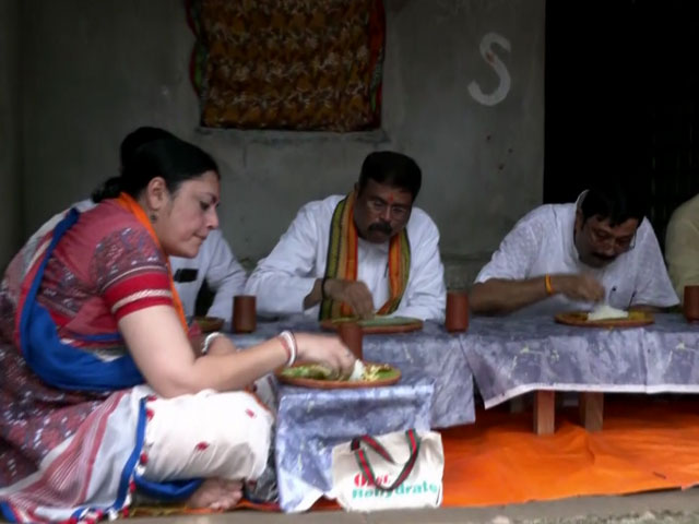 Union Minister Has Lunch At Party Worker's Home In Bengal