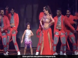 नोरा फतेही के साथ उनकी छोटी फैन ने IIFA के स्टेज पर मचाई धूम, किया ऐसा डांस कि फीकी पड़ गईं एक्ट्रेस- VIDEO वायरल  नोरा फतेही के साथ उनकी छोटी फैन ने IIFA के स्टेज पर मचाई धूम, किया ऐसा डांस कि फीकी पड़ गईं एक्ट्रेस- VIDEO वायरल
