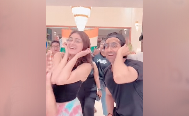 Ananya Panday And Ayushmann Khurrana Celebrate India's Win Vs Pak By Dancing To <i>Kala Chashma</i>