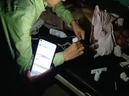 झारखंड : मोबाइल फोन की रोशनी में हुआ बिजली गिरने से घायल मरीज का इलाज, VIDEO वायरल झारखंड : मोबाइल फोन की रोशनी में हुआ बिजली गिरने से घायल मरीज का इलाज, VIDEO वायरल