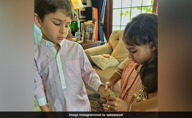 बहन इनाया ने तैमूर और नन्हे जेह को बांधी राखी, इस खूबसूरत तस्वीर ने जीत लिया फैन्स का दिल