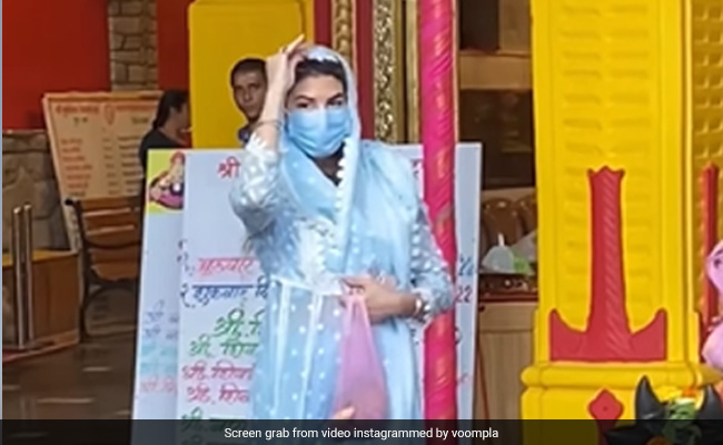 सुकेश चंद्रशेखर केस में ईडी से पूछताछ के बीच दर्शन करने मंदिर पहुंचीं जैकलीन फर्नांडिस, देखकर लोग बोले- 'अब भगवान याद आ रहे हैं'