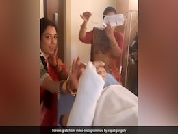 Anupamaa: कोमा में पड़े अनुज कपाड़िया का टूटा हाथ पकड़े डांस करती दिखीं अनुपमा, फैन्स बोले- पागल हो गई हो क्या ? Anupamaa: कोमा में पड़े अनुज कपाड़िया का टूटा हाथ पकड़े डांस करती दिखीं अनुपमा, फैन्स बोले- पागल हो गई हो क्या ?